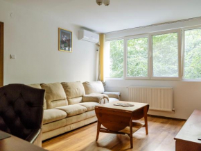 Old Town Artsy Historic Apartment with Backyard Mini Park